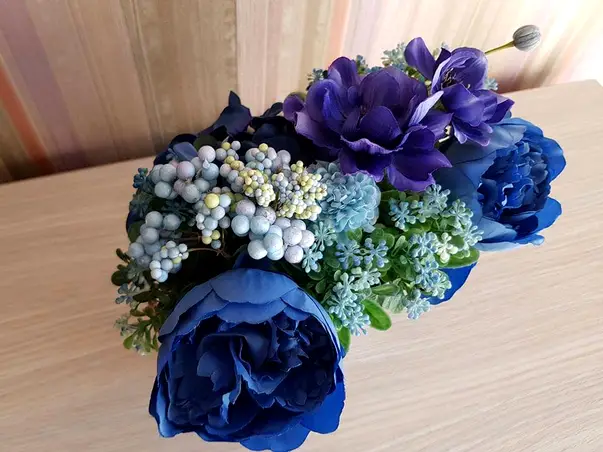 aranjament flori artificiale albastre in jardiniera