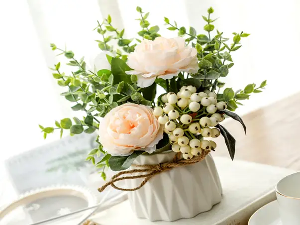 aranjament flori artificiale bujori crem in vas ceramic