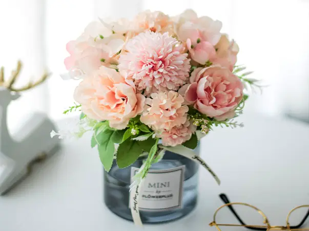 aranjament flori artificiale crem corai in vas din sticla