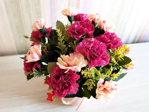 aranjament flori artificiale garofite rosii