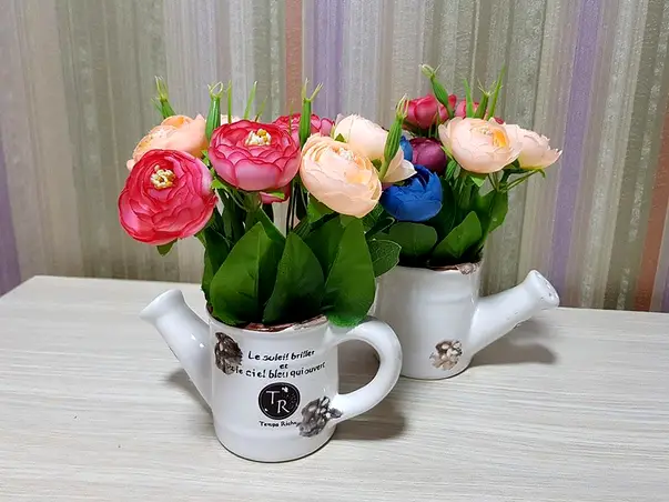 aranjament flori artificiale in stropitoare ceramica