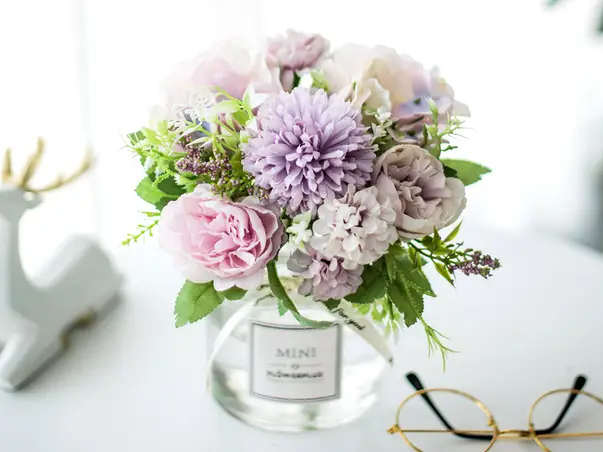 aranjament flori artificiale lila in vas din sticla