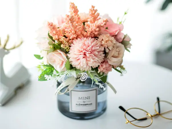 aranjament flori artificiale roz somon in vas din sticla