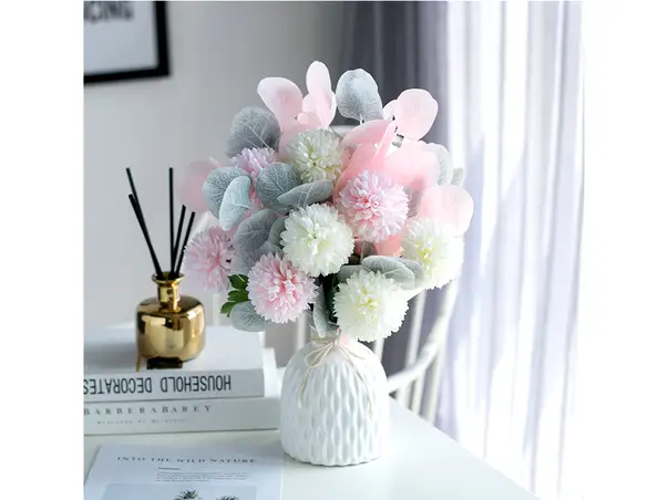 aranjament flori artificiale si frunze roz pastel in vas din ceramica alba