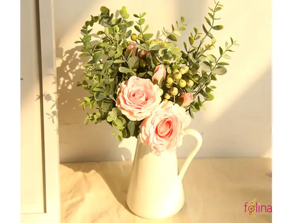 aranjament flori artificiale trandafiri roz si plante eucalipt
