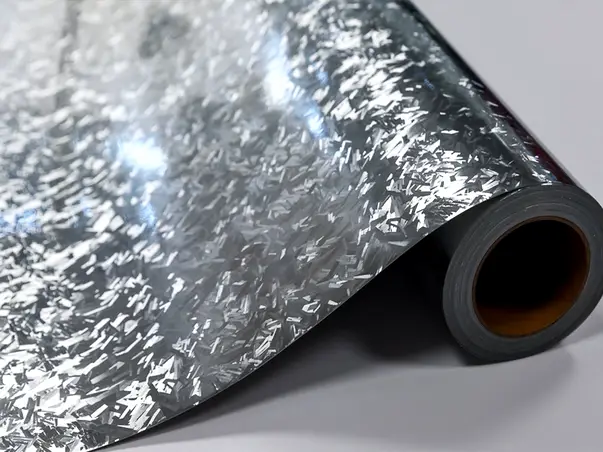 autocolant argintiu cu model embosat