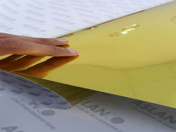 autocolant cu efect metalic auriu