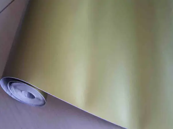 autocolant cu efect metalic auriu mat