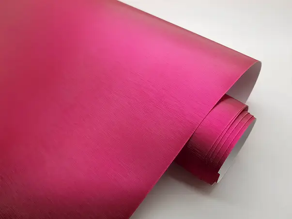 autocolant cu efect metalic magenta brushed