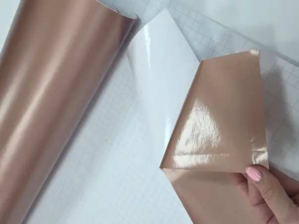 autocolant cu efect metalic rose gold mat