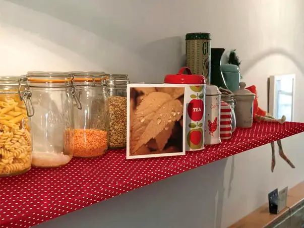 autocolant decorativ rosu cu buline