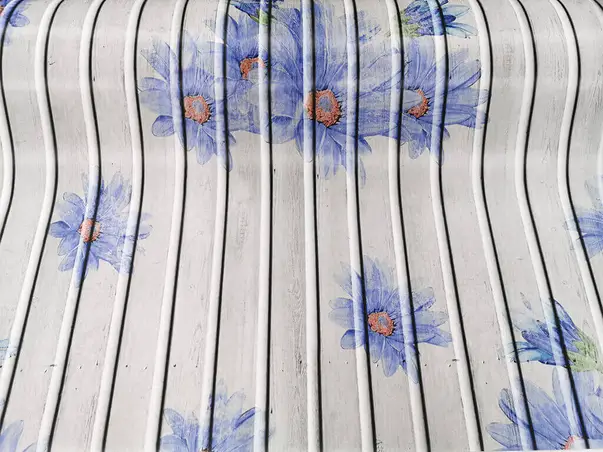 autocolant gri cu flori albastre