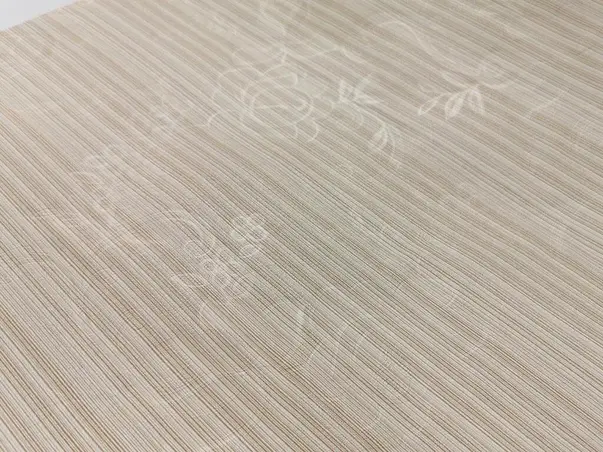 autocolant imitatie lemn cu model floral discret