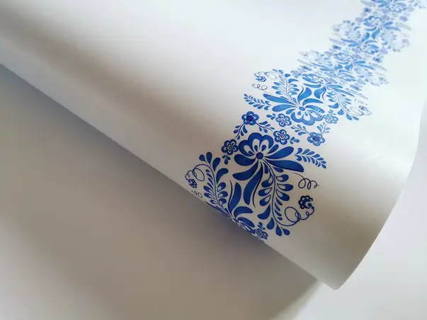 autocolant lemn alb cu model floral albastru bella folina