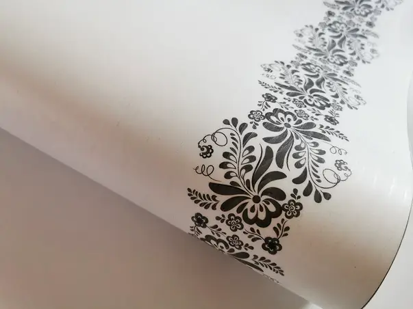 autocolant lemn alb cu model floral gri bella folina