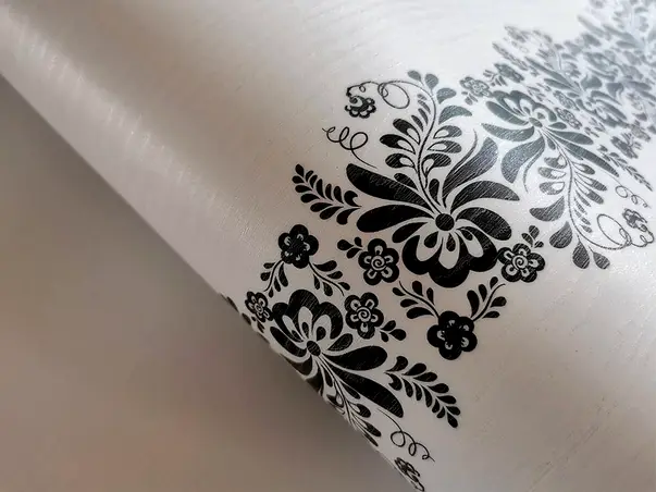 autocolant lemn alb cu model floral negru