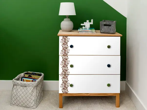 autocolant lemn alb cu model tip bordura maro bella