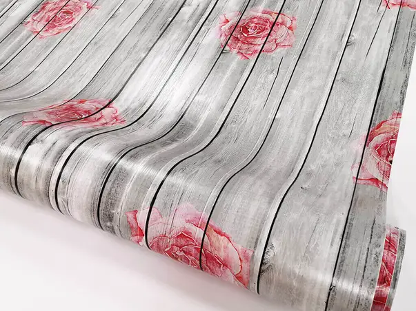 autocolant lemn gri cu flori rosii rosa