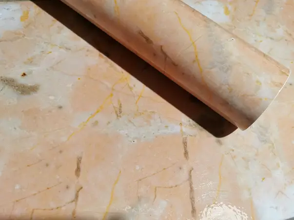 autocolant marmura bej piersica folina aspect lucios 100 cm latime