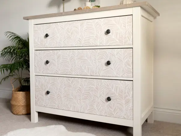 autocolant mobila bej cu model