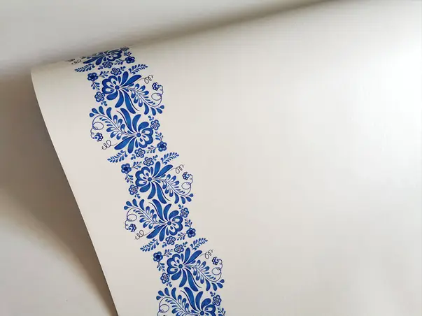 autocolant mobila bella folina imitatie lemn alb cu model albastru