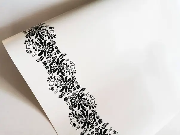 autocolant mobila bella folina imitatie lemn alb cu model negru