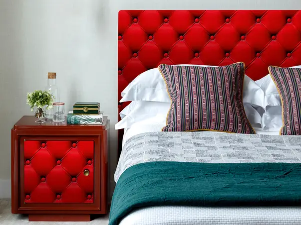 autocolant mobila dormitor tapiterie rosie