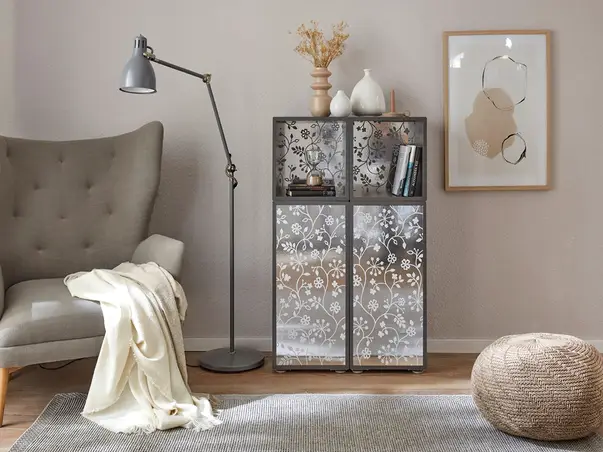 autocolant mobila efect metalic argintiu si imprimeu floral alb