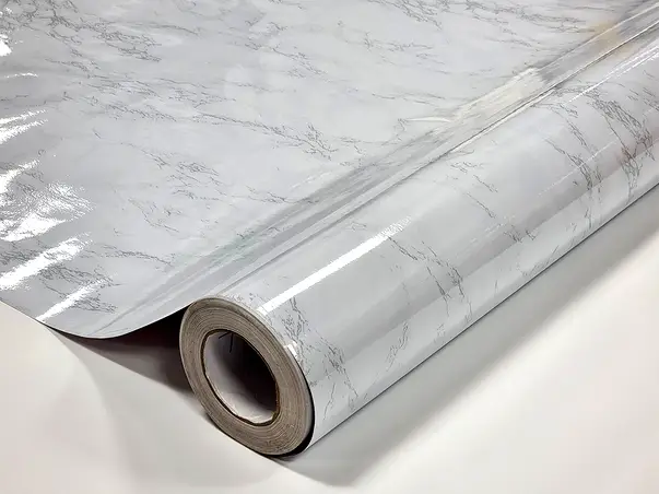 autocolant mobila imitatie marmura gri deschis cu aspect lucios