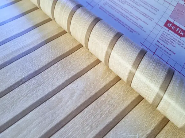 autocolant mobila lemn cu dungi