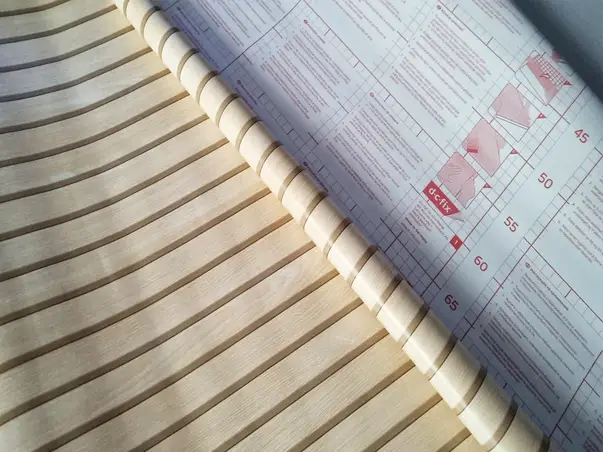 autocolant mobila lemn cu dungi folina