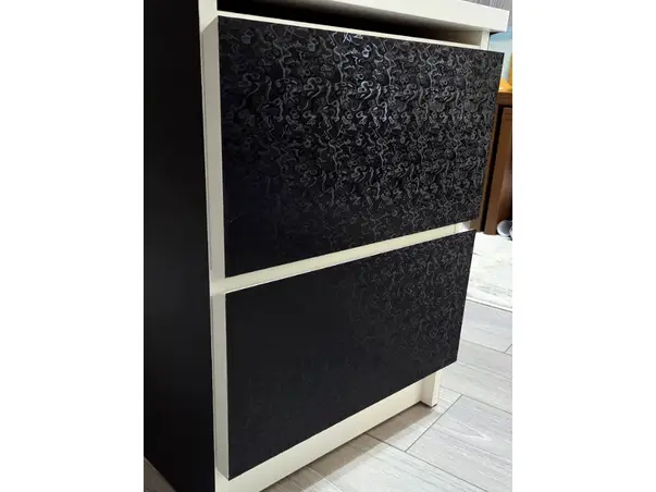 autocolant mobila negru cu model embosat