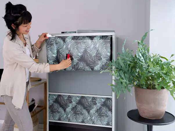 autocolant mobila negru cu model frunze vernil si gri