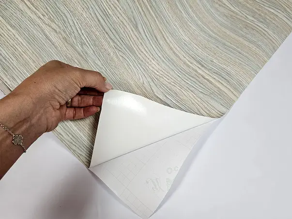 autocolant mobilier cu aspect modern