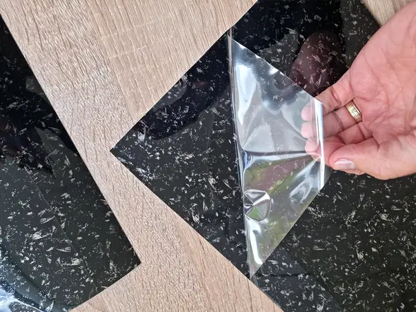 autocolant negru cu detalii gri