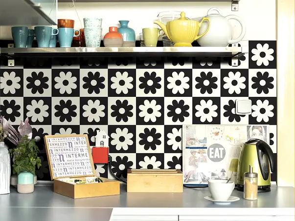 autocolant perete model retro cu flori alb negru folina rola 67x200 cm s00