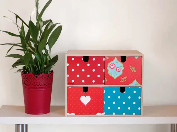 autocolant rosu cu buline