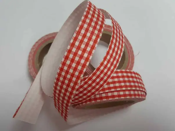 banda adeziva decorativa patratele rosii