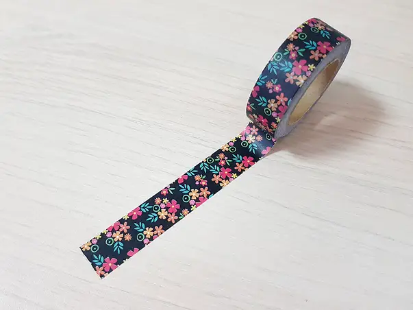 banda adeziva washi tape neagra cu flori colorate
