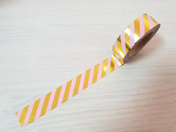 banda adeziva washi tape roz cu dungi aurii