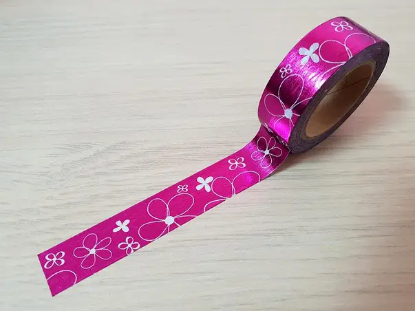 banda adeziva washi tape roz cu flori albe