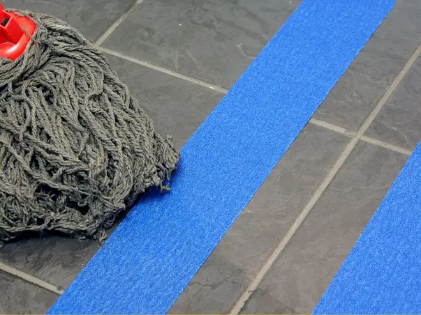 banda antialunecare autoadeziva cu granulatie grosiera culoare albastra scari podele s4