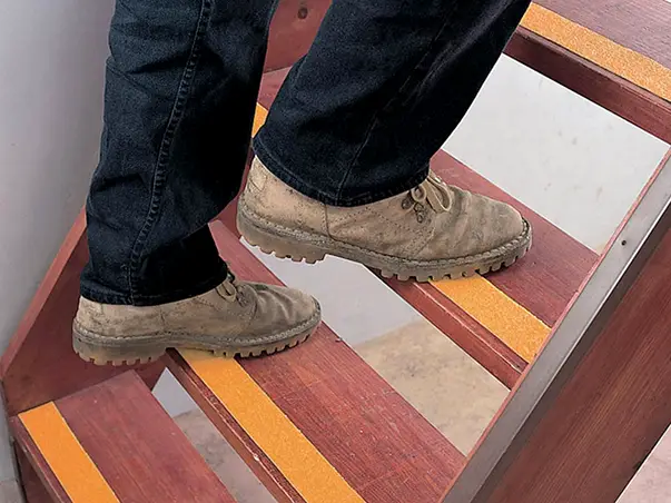 banda antialunecare autoadeziva cu granulatie grosiera culoare galbena scari podele s4