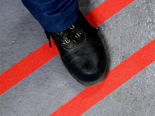 banda antialunecare autoadeziva cu granulatie grosiera culoare rosie scari podele s3