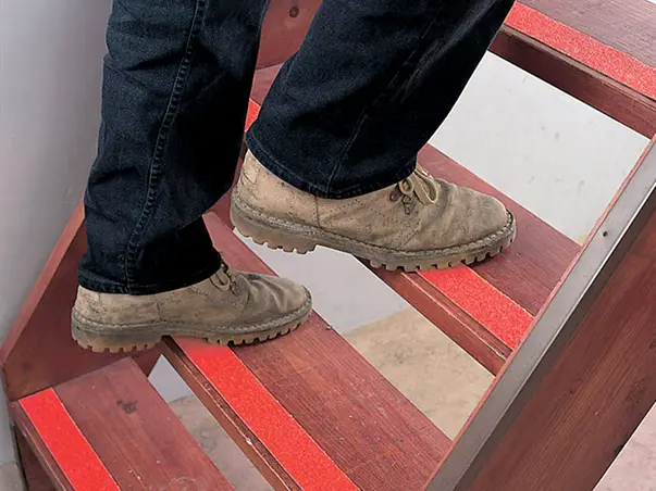 banda antialunecare autoadeziva cu granulatie grosiera culoare rosie scari podele s4