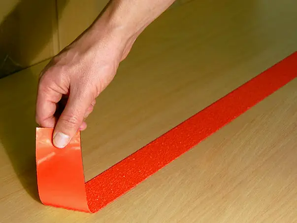 banda antialunecare autoadeziva cu granulatie grosiera culoare rosie scari podele s5