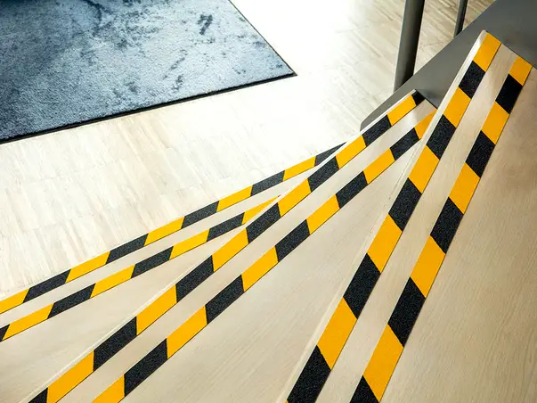 banda antialunecare autoadeziva cu granulatie grosiera dungi galben negru scari podele s3