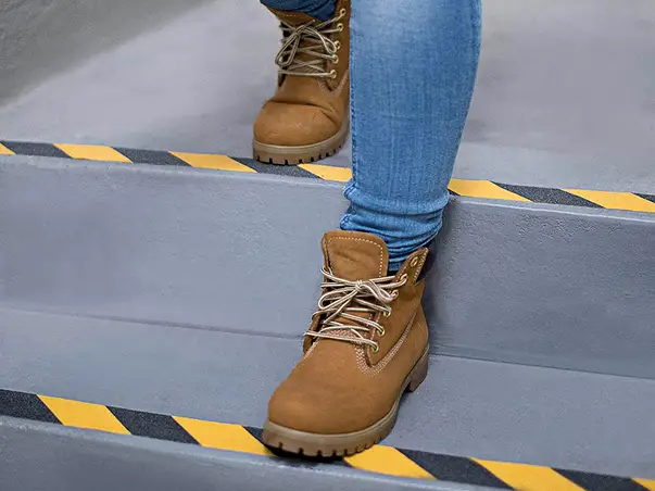 banda antialunecare autoadeziva cu granulatie grosiera dungi galben negru scari podele s4