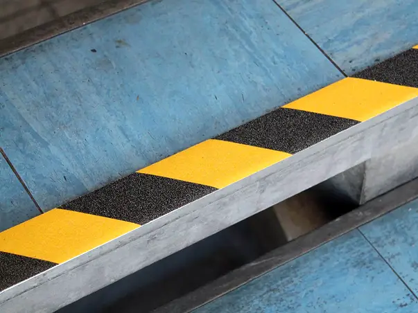 banda antialunecare autoadeziva cu granulatie grosiera dungi galben negru scari podele s5