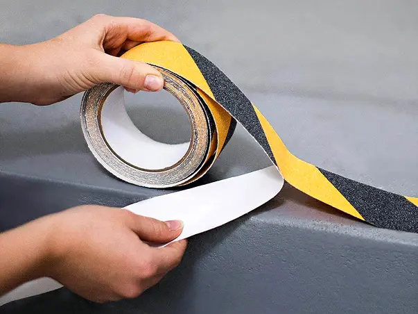 banda antialunecare autoadeziva cu granulatie grosiera dungi galben negru scari podele s6